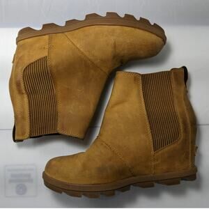lightly worn Women’s tan leather Joan of Arctic™ Wedge II